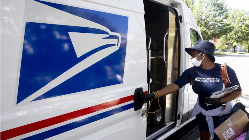 Почтовая служба Почтовой службы США доставляет почту в Вашингтон, округ Колумбия, 18 августа