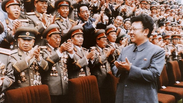 La prensa norcoreana señala como el gran legado de Kim Jong-suk "haber criado al líder Kim Jong-il como el sol naciente". Kim Jong-il junto a militares norcoreanos