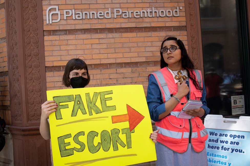 Una activista proaborto y una antiabortista fuera de una clínica de Planned Parenthood en la ciudad de Nueva York el 4 de junio de 2022.