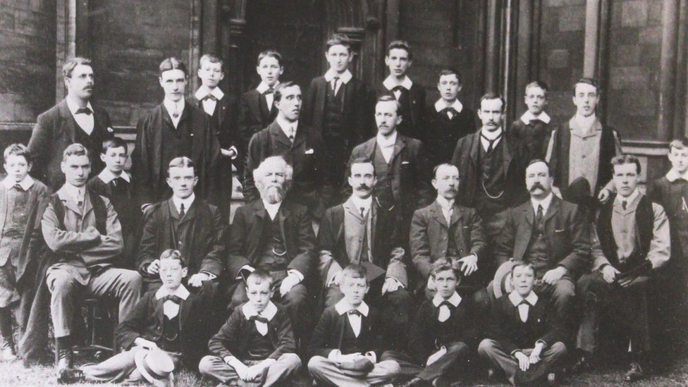 Хор колледжа Святого Иоанна, мальчики и хороводы, в 1903 году