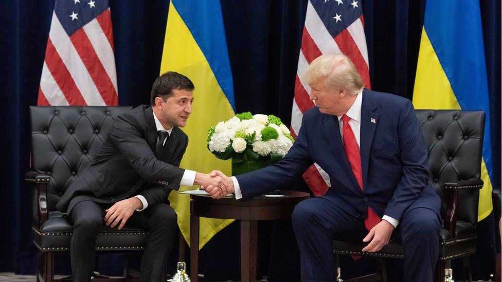 Президент Украины Владимир Зеленский и президент США Дональд Трамп пожали друг другу руки во время встречи в сентябре