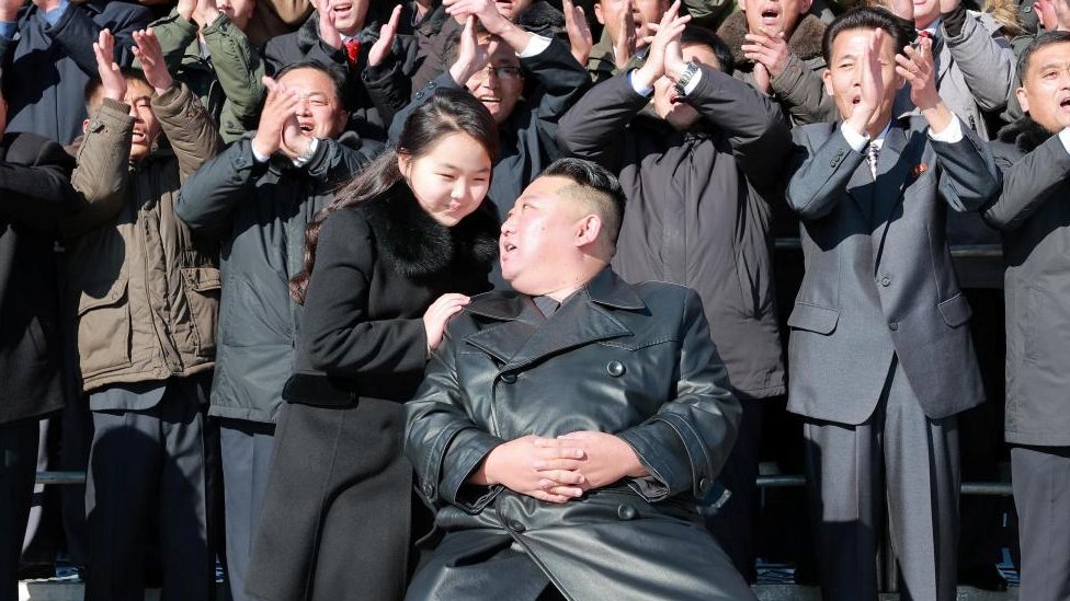 [출처: Reuters] 김정은 북한 국무위원장의 둘째 딸이 두 번째 공식 석상에 등장했다. 어른스러운 모습의 김주애의 모습