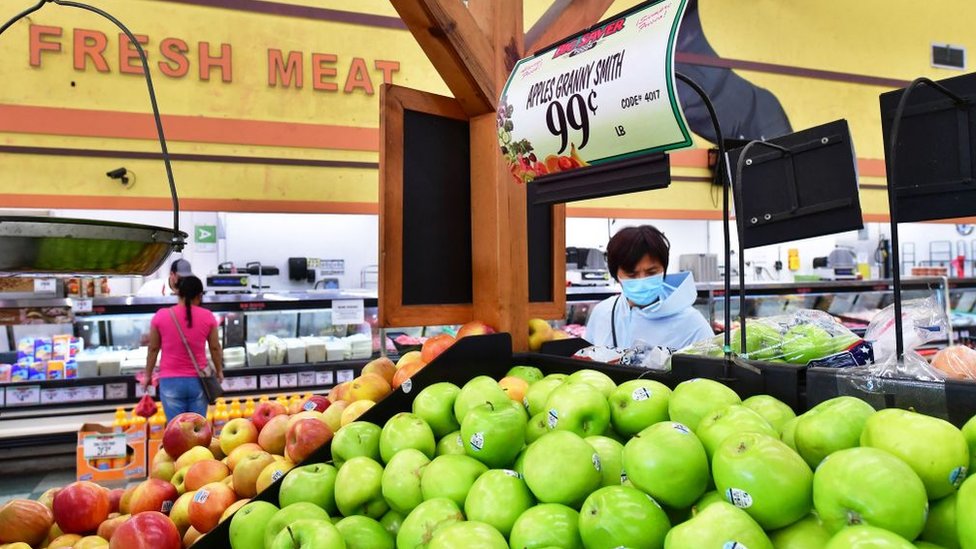 Mulher faz compra em supermercado da Califórnia