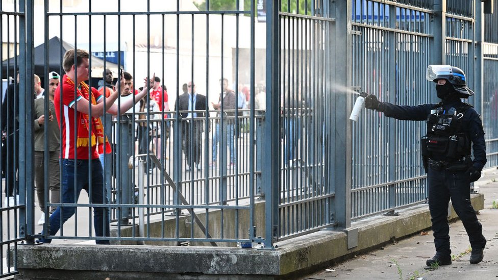 Policía francés usa gas lacrimógeno para alejar a aficionados del Liverpool