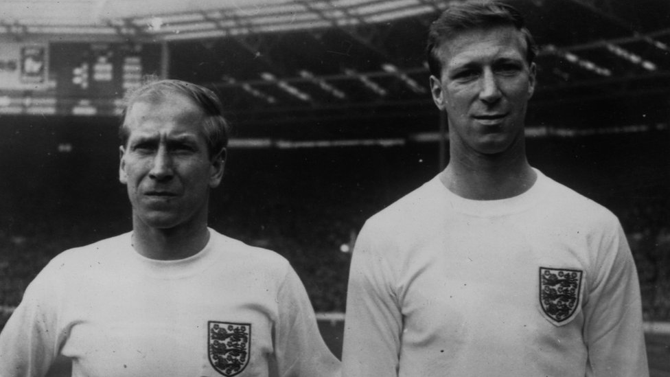 Бобби и Джек Чарльтон вместе в форме Англии в 1965 году