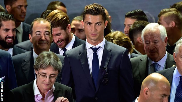 El periódico A Bola publicó la información que Ronaldo quiere dejar al Real Madrid y el fútbol español. Cristiano Ronaldo