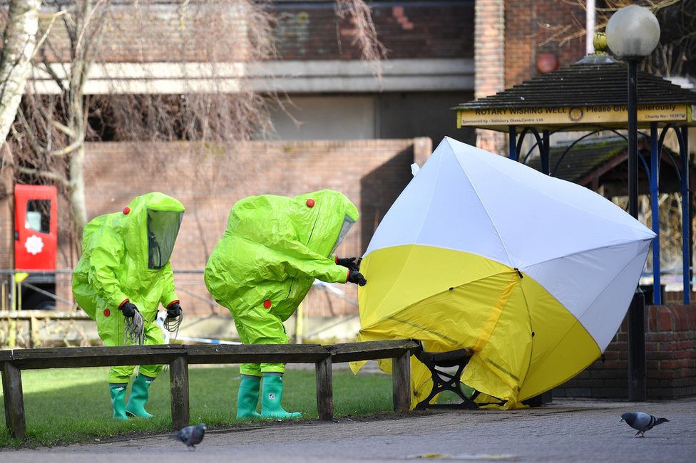 英國緊急反應部門在疑似神經毒劑攻擊發生的椅子外設置帳篷，展開調查。