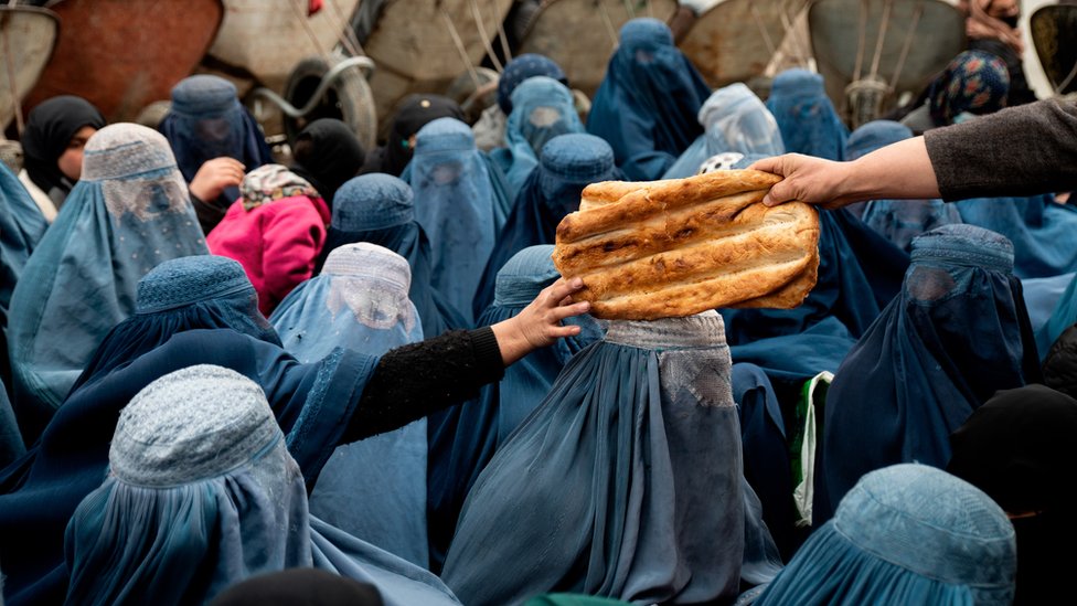 Kako siromaštvo u Avganistanu raste, više porodica je prisiljeno da čeka u Kabulu u redu za besplatni hleb
