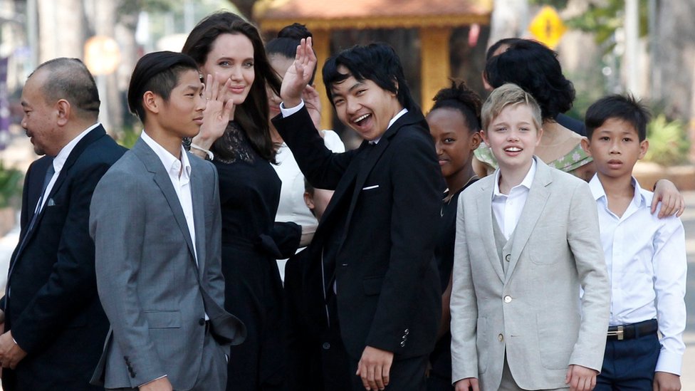 9 Американская актриса и режиссер Анджелина Джоли (в центре) и ее приемные дети стоят во время посещения короля Камбоджи Нородона Сихамони в Королевском дворце в провинции Сием Рип, Камбоджа, 18 февраля 2017 г.
