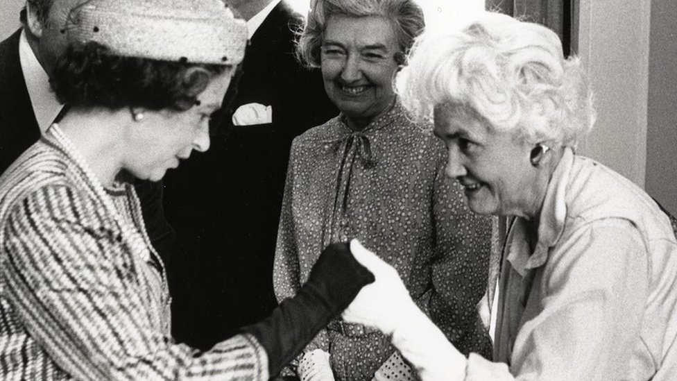 Дженни Ли приветствует Ее Величество Королеву в кампусе Университета Милтон Кейнс в 1979 году.