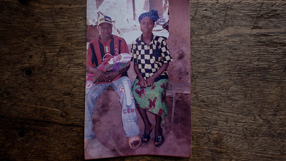 Foto de la familia del bebé identificado como paciente cero en el brote de ébola de 2013.