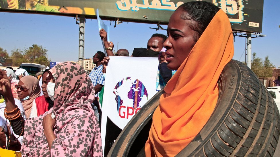 مظاهرات السودان: إطلاق الغاز المسيل للدموع على آلاف المتظاهرين المطالبين "بعودة الجيش إلى ثكناته" 1 نساء سودانيات يشاركن في مظاهرة تندد بالاعتداءات الجنسية، بعد أن قالت الأمم المتحدة إن ما لا يقل عن 13 امرأة وفتاة تعرضن للاغتصاب في الاحتجاجات الأخيرة ضد الجيش.
