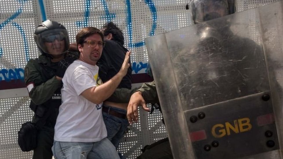 Fredy Guevara, vicepresidente de la Asamblea Nacional, se interpuso entre un manifestante y un funcionario de seguridad para evitar la detención del primero. Fredy Guevara en una protesta