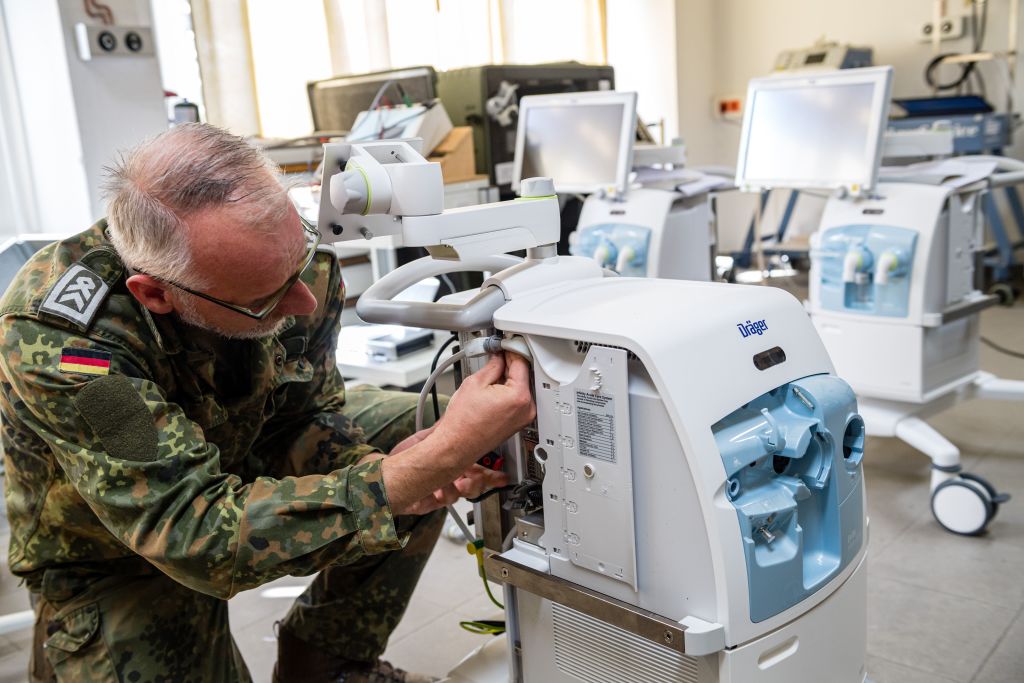 جندي ألماني يفحص جهاز التنفس الصناعي