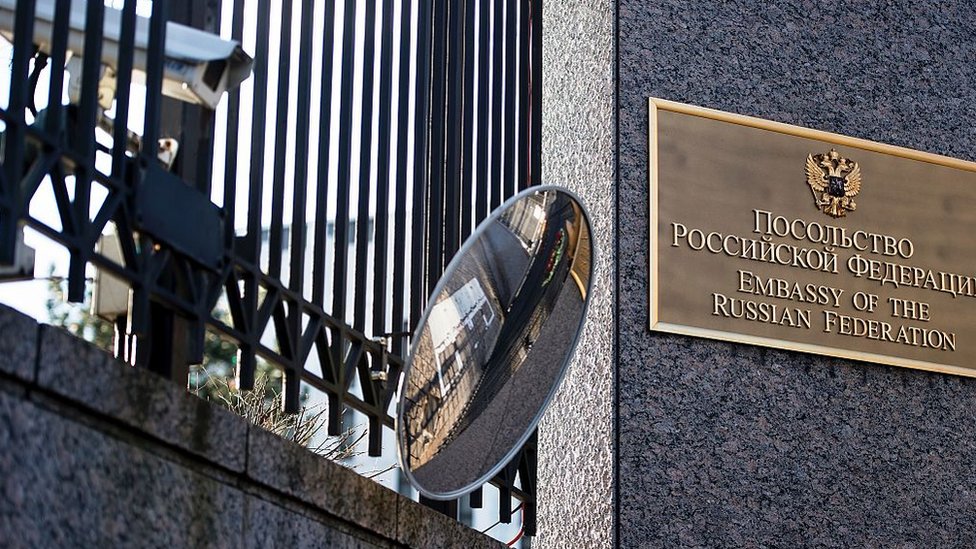 Nadie sabe a ciencia cierta cuántos empleados de la embajada trabajan para las agencias de inteligencia de EE.UU. embajada