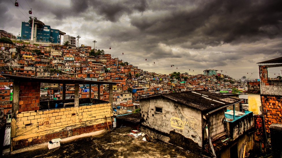 Vista panorámica de una favela en Alemão