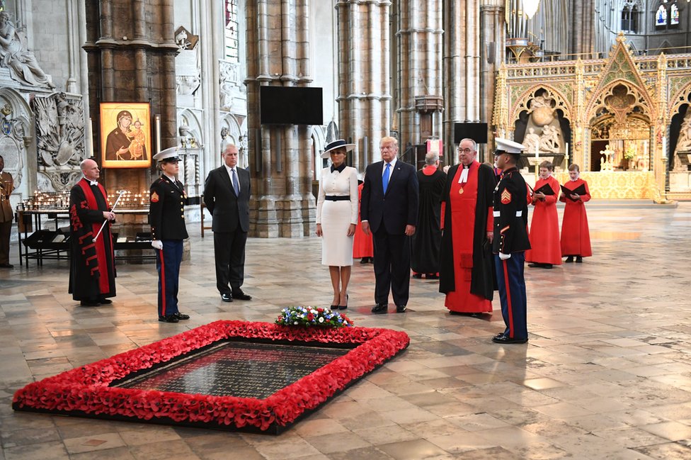 Donald y Melania Trump y el Príncipe Andrew, Duque de York, en la tumba del soldado desconocido en la Abadía de Westminster.