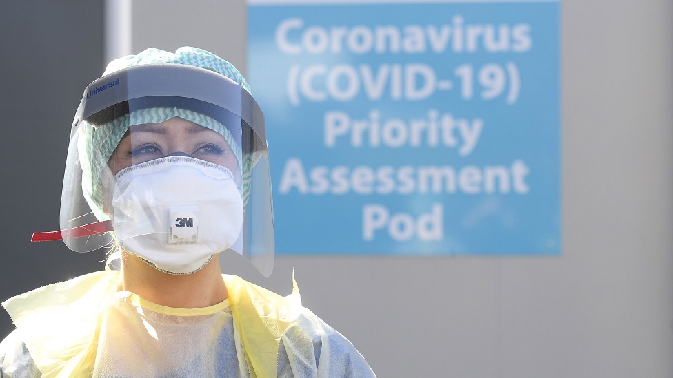 Файловое изображение медсестры во время демонстрации процедур тестирования на коронавирус в районной больнице Антрим, 4 марта