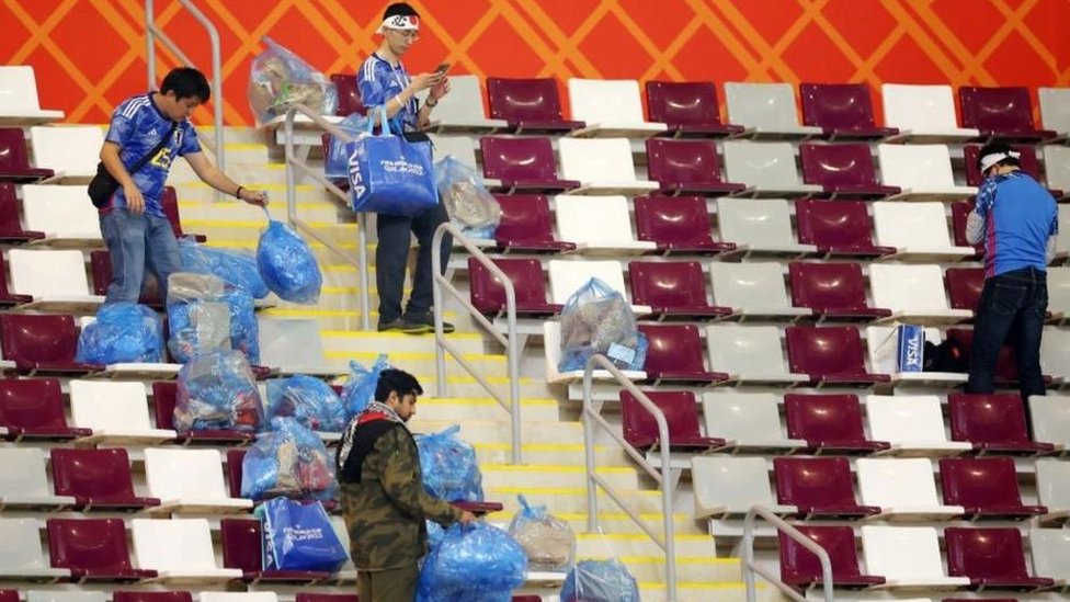 جمهور اليابان ينظف الملعب بعد الفوز على ألمانيا