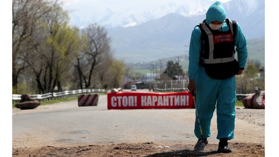 Местные власти контролируют документы как дополнительную меру для предотвращения распространения коронавирусной болезни (COVID-19) на блокпосту в селе Байтик, недалеко от Бишкека, Кыргызстан,