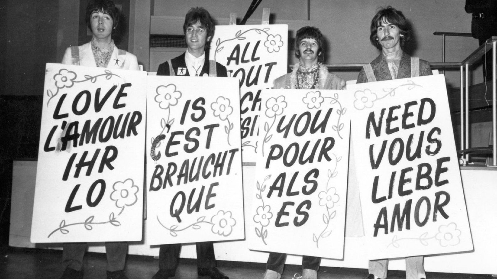 Imagen de The Beatles con carteles en diferentes idiomas