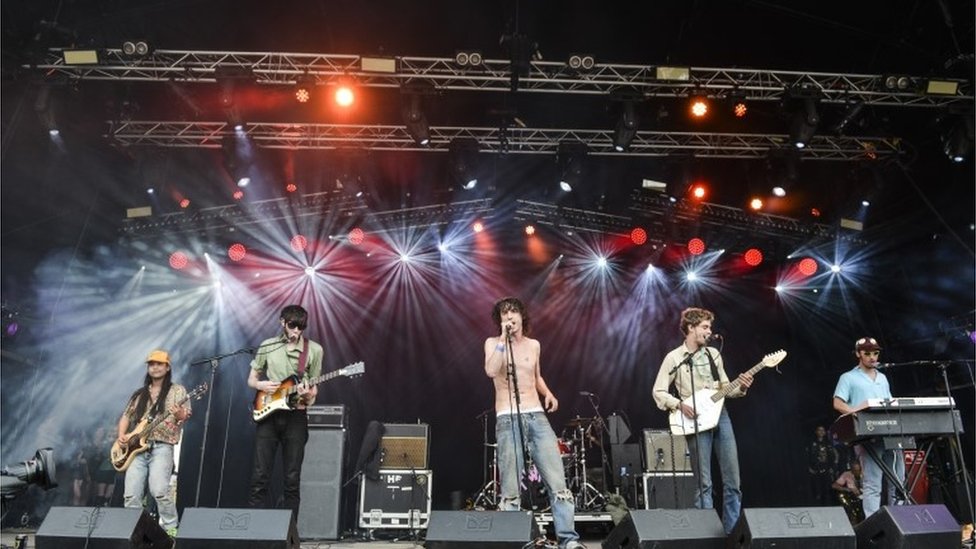 Fat White Family выступает на Glastonbury 2015