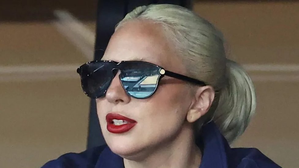 Lejdi Gaga sa naočalama za sunce gleda u daljinu