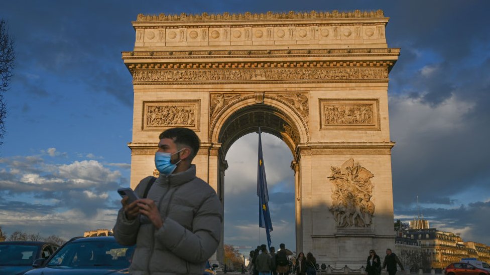 Hombre con mascarilla en París.