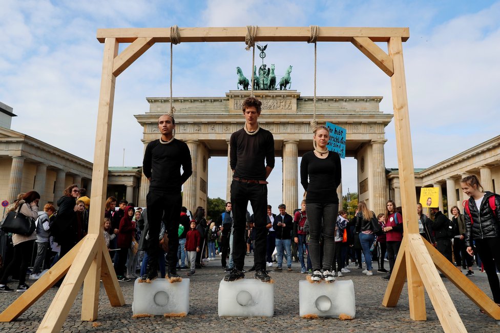 Activistas encima de tres bloques de hielo en la Puerta de Brandemburgo. Activistas encima de tres bloques de hielo en la Puerta de Brandemburgo.