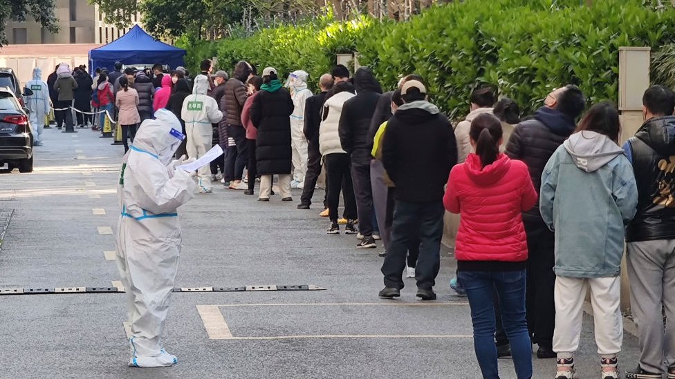 Los lugareños hacen cola para hacerse la prueba de covid en una clínica en Shanghai.