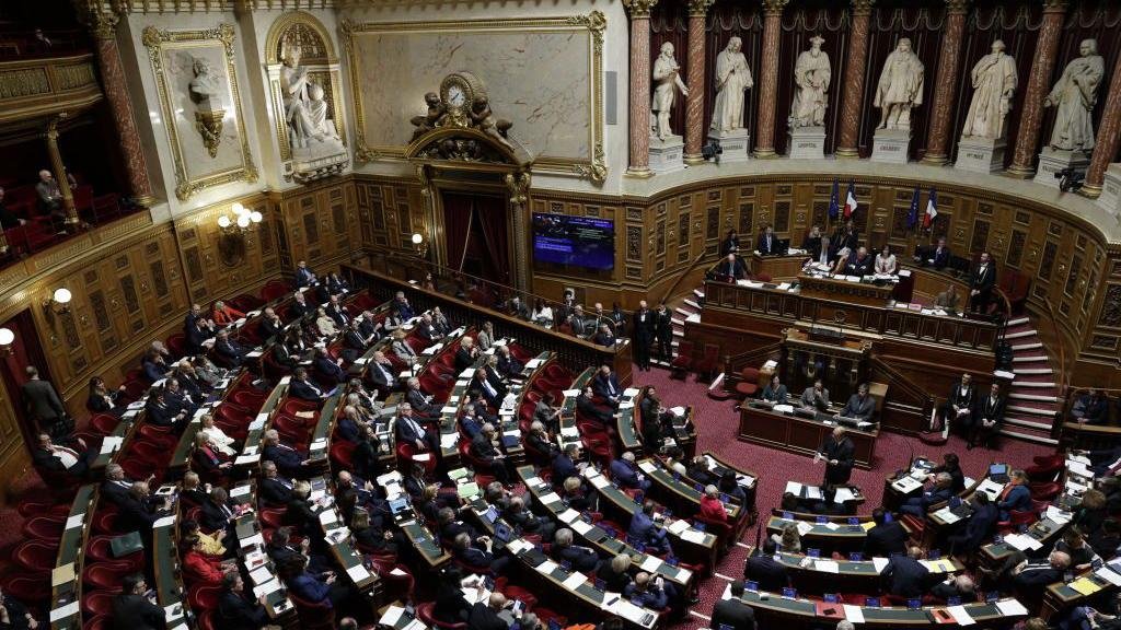 法國參議員參加辯論，就一項將墮胎「自由」寫入法國憲法的政府計劃進行投票。