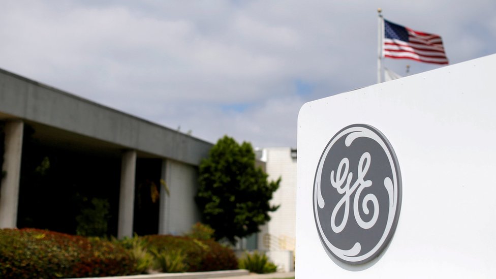 Логотип General Electric изображен на ее дочерней компании GE Aviation в Санта-Ана, Калифорния, США, 13 апреля 2016 г.