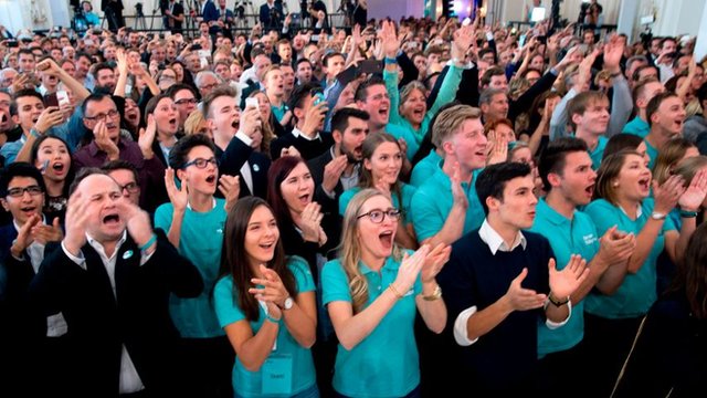 Con la inclusión del turquesa en los colores del Partido Popular, Kurz cambió la imagen de una de las organizaciones más tradicionales de Europa. Militantes del Partido Popular celebran los resultados de las elecciones legislativas en Austria.