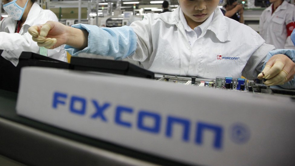 Файловая фотография кого-то собирающего на заводе Foxconn