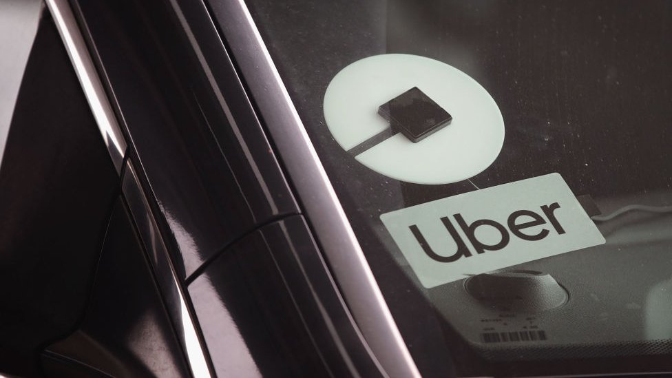 Parabrisas de un coche con el logo de Uber.
