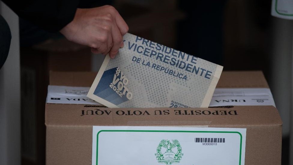 Un votante deposita su voto en las elecciones presidenciales de Colombia 2022.