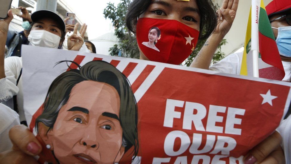 متظاهرون يحملون صورة سان سو تشي