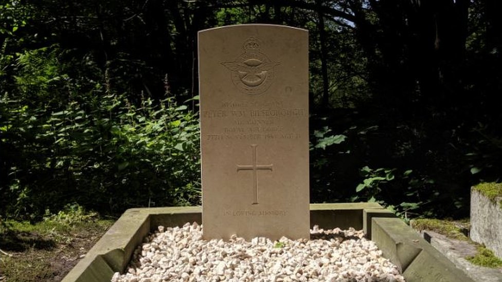 Заменено надгробие сержанта Питера Билсборо в Херст-Вуд в Шипли