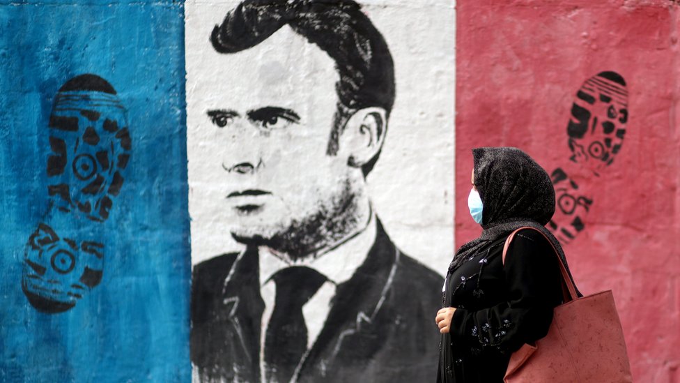 Gazze'de Fransa bayrağı üstünde ayak izi ve Macron'un yüzünün olduğu bir duvar resmi.