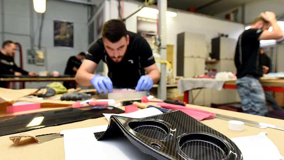 Trabajador en la fábrica de Rimac en Zagreb, Croacia.