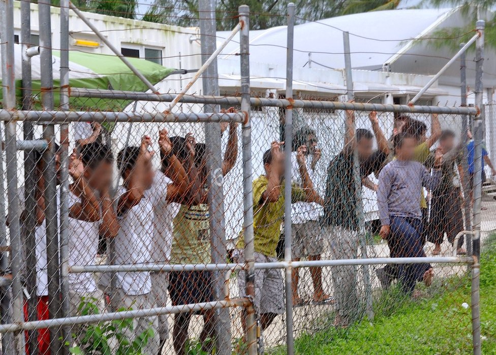 تُظهر هذه الصورة التي التقطت في عام 2014 طالبي اللجوء في مركز احتجاز جزيرة مانوس الأسترالي في بابوا غينيا الجديدة