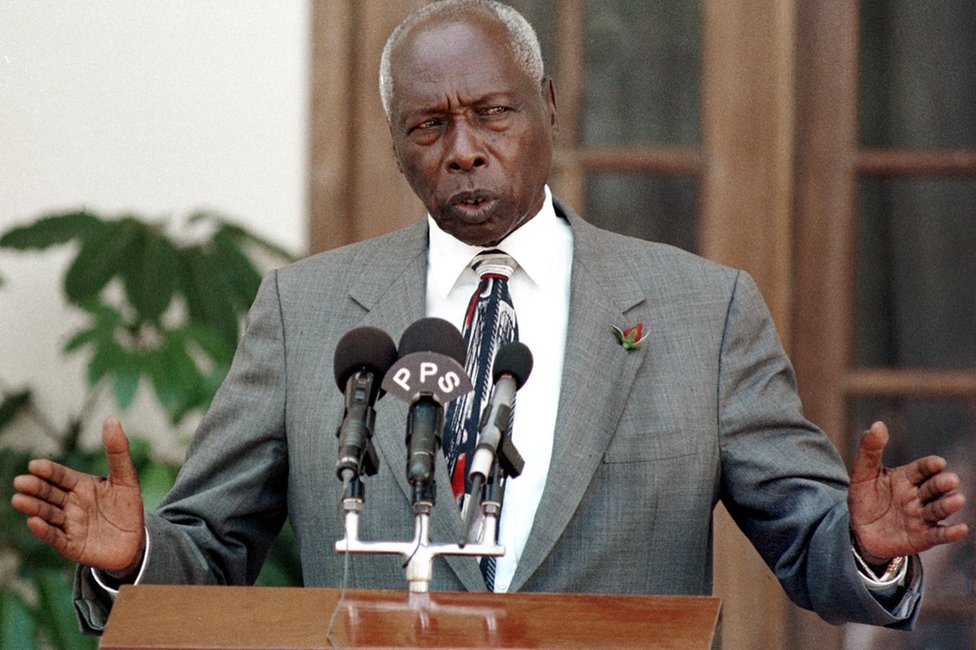 На этом фото из архива, сделанном 3 февраля 2000 г. Президент Кении Даниэль Арап Мои обращается к прессе в Доме государства в Найроби