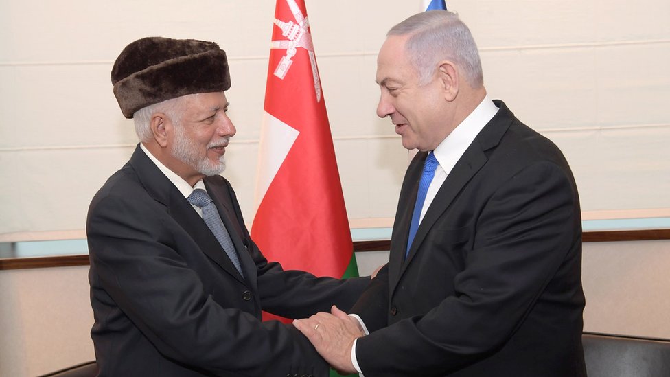 Государственный министр иностранных дел Омана Юсуф бин Алави бин Абдулла (слева) пожимает руку премьер-министру Израиля Биньямину Нетаньяху (справа) перед встречей в Варшаве, Польша, 13 февраля 2019 г.