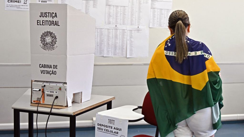 Brazil polarised as Bolsonaro seeks re-election and Lula aims for comeback - BBC News