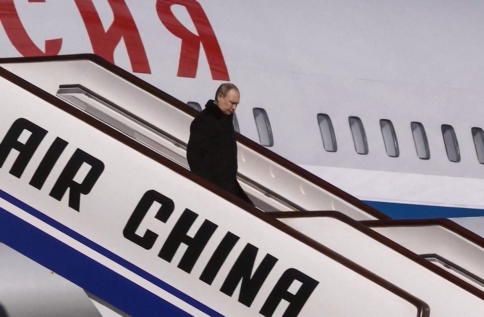 Vladimir Putin llegando a Pekín antes de la ceremonia de inauguración de los Juegos Olímpicos de Invierno.