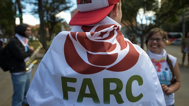 La elección de seguir siendo FARC se interpreta como un guiño a sus seguidores tradicionales. Un simpatizante de la FARC envuelto en la bandera con el logo del nuevo partido en el cierre de su congreso en Bogotá.