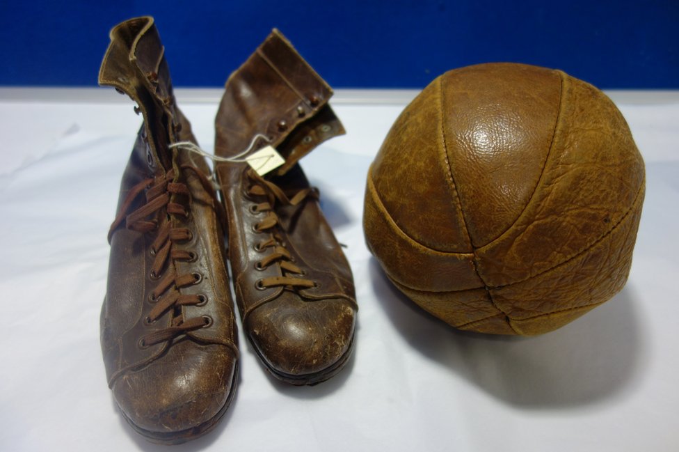 Ботинки и мяч