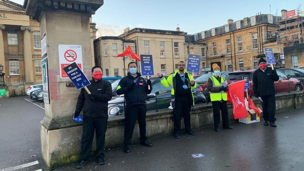 Сотрудники службы безопасности Королевской больницы Беркшир забастовали из-за заработной платы