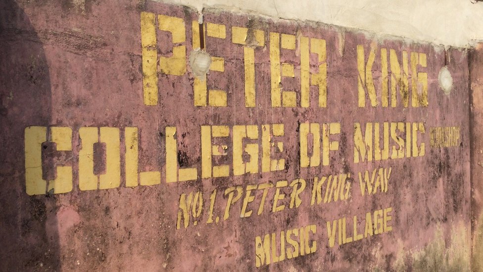 Знак Музыкального колледжа Питера Кинга, Лагос