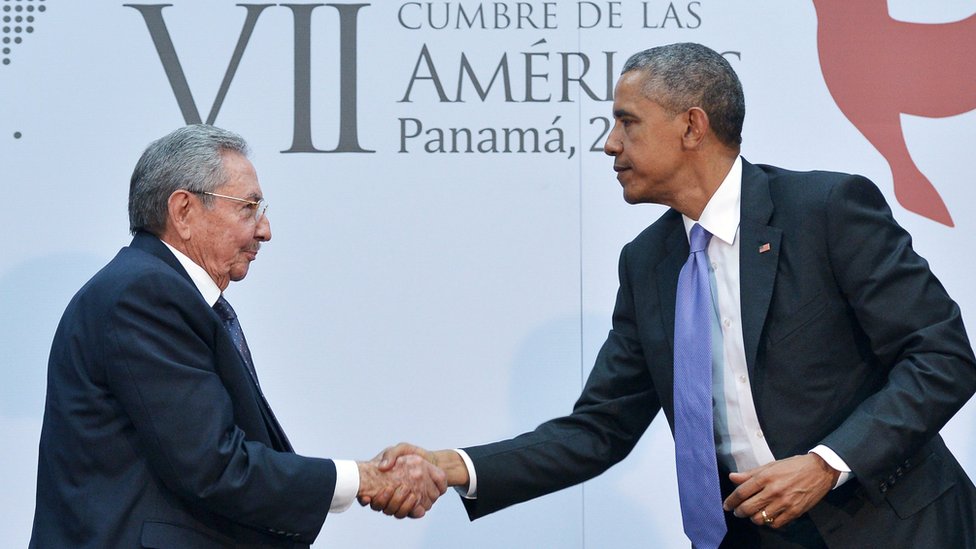 El presidente cubano, Raúl Castro, saluda al entonces mandatario de EE.UU., Barack Obama, en la cumbre de las Américas de Panamá 2015.